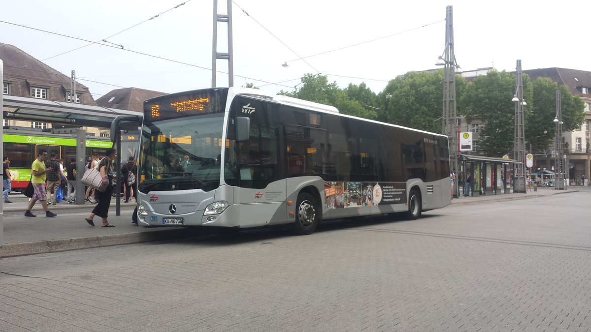 Hier ist der KA VK 730 der VBK auf der Buslinie 62 zum Entenfang über die Heidenstückersiedlung unterwegs. Gesichtet am 20.07.2018 am Hauptbahnhof in Karlsruhe.