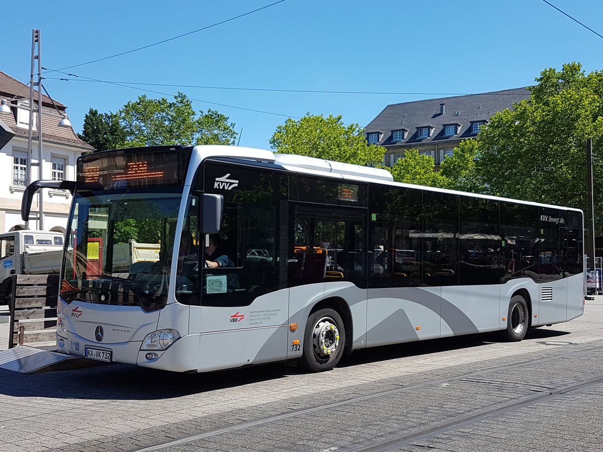 Hier ist der KA VK 732 von der VBK auf der SEV Linie T2 zum ZKM im Einsatz. Gesichtet am 17.06.2019 am Hauptbahnhof in Karlsruhe.