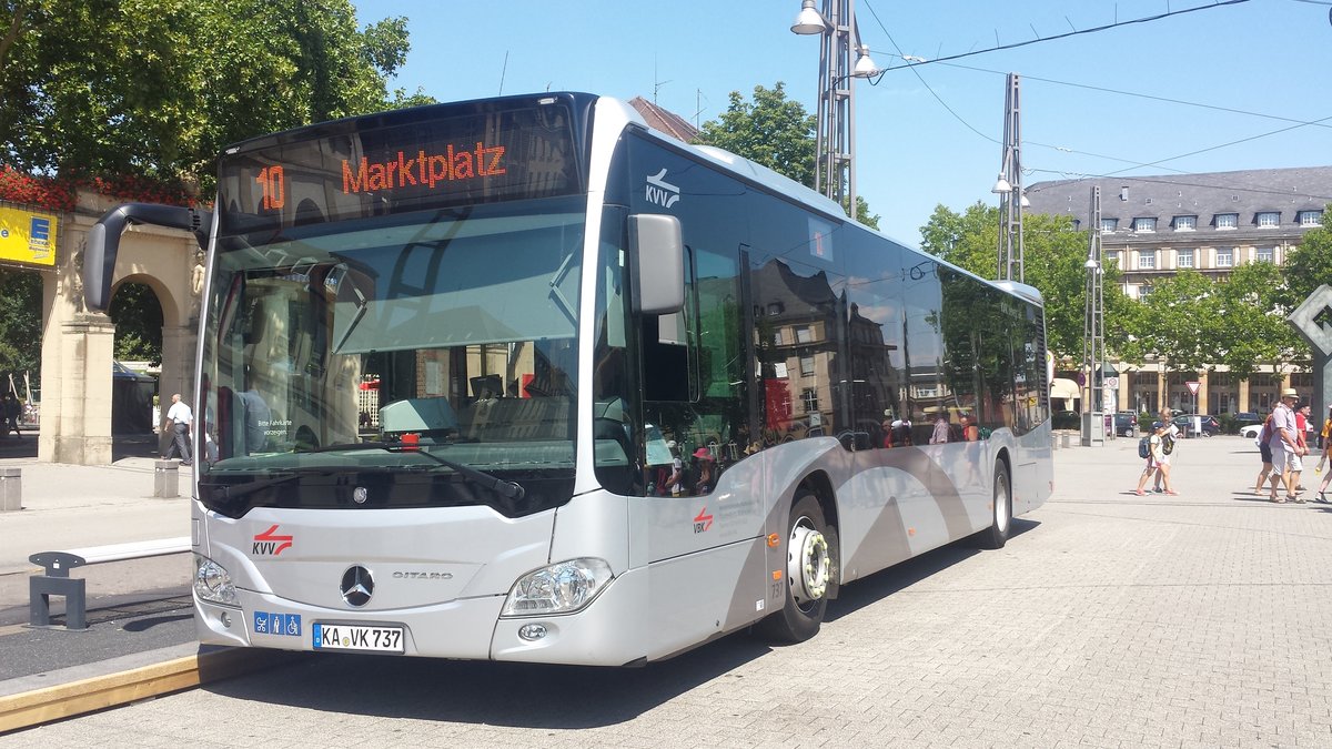 Hier ist der KA VK 737 der VBK auf der Buslinie 10 zum Marktplatz unterwegs. Gesichtet am 27.07.2018 am Hauptbahnhof in Karlsruhe.