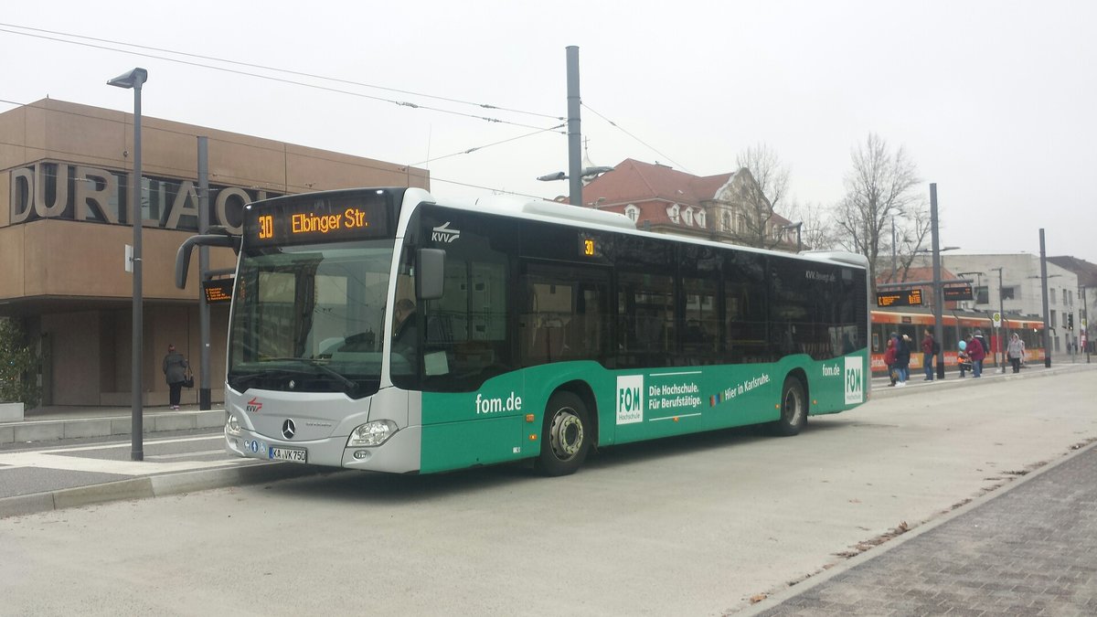 Hier ist der KA VK 750 von der VBK auf der Buslinie 30 zur Elbinger Straße unterwegs. Gesichtet am 27.12.2018 am Durlacher Tor in Karlsruhe.