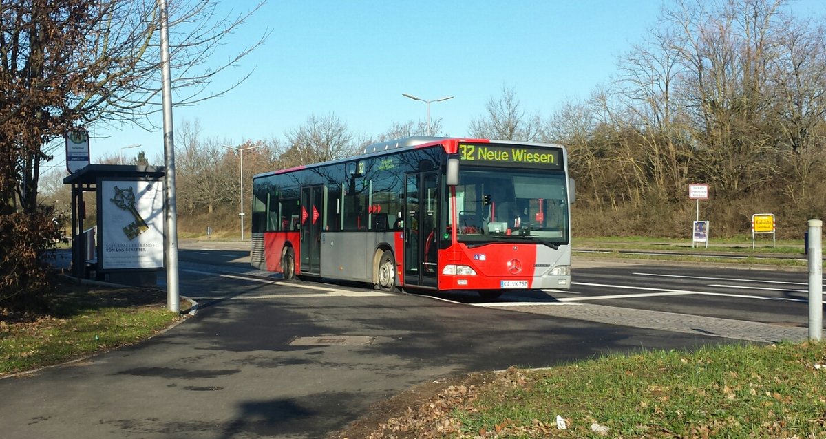 Hier der KA VK 757 der VBK als Buslinie 32 zu den Neue Wiesen in Karlsruhe Hagsfeld. Hier gesichtet am 13.02.2018 am Fächerbad in Karlsruhe Hagsfeld.