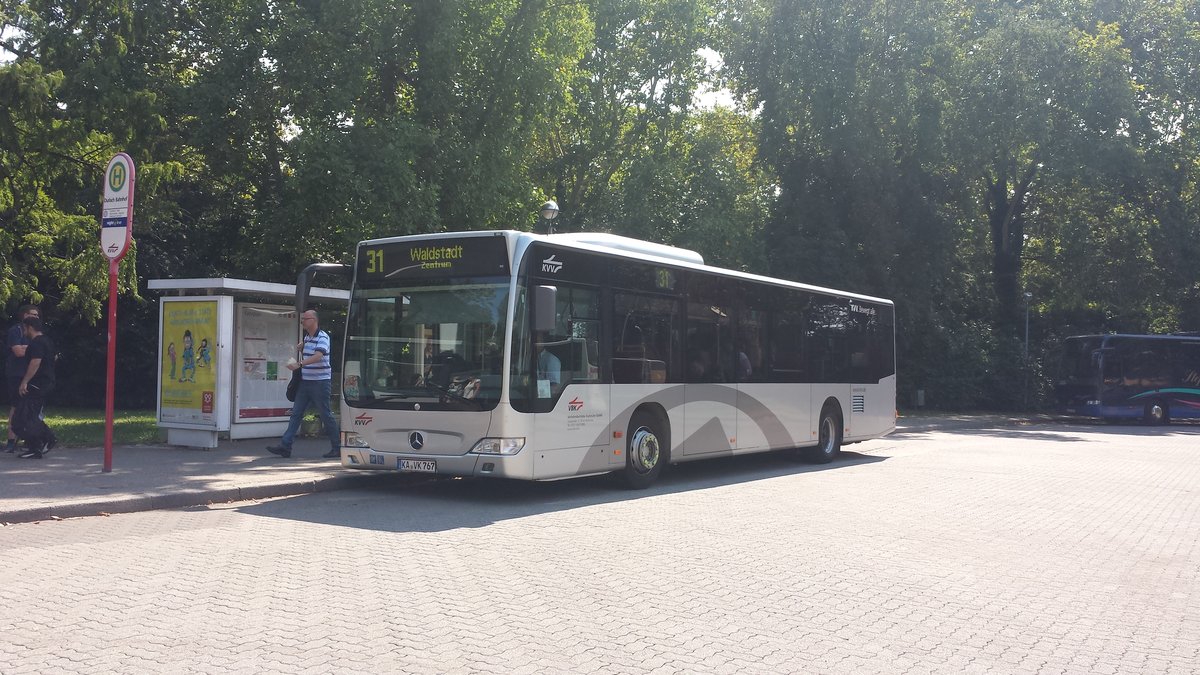 Hier ist der KA VK 767 der VBK auf der Buslinie 31 zum Waldstadt Zentrum unterwegs. Gesichtet am Bahnhof Karlsruhe Durlach am 25.07.2018.