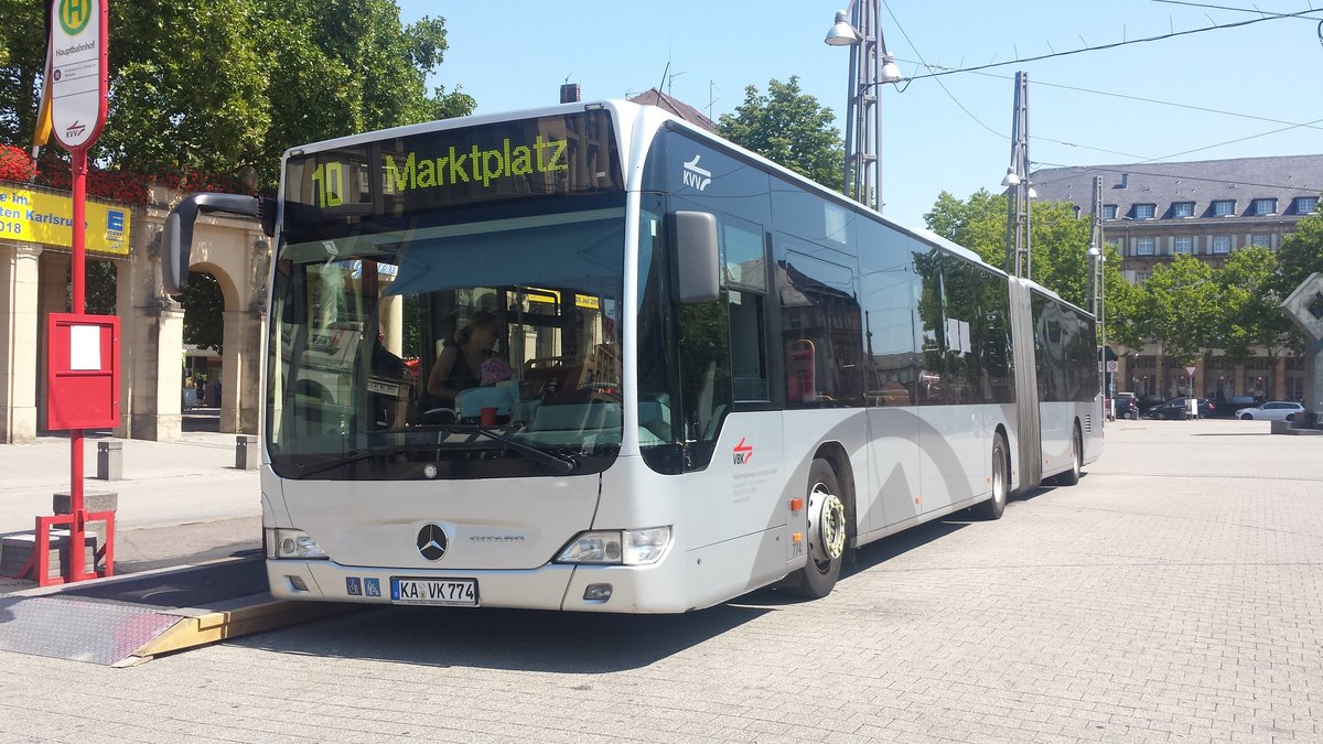 Hier ist der KA VK 774 der VBK auf der Buslinie 10 zum Marktplatz unterwegs. Seit dem 10.06.2018 fährt die Dauer SEV Linie 10 zum Marktplatz in der Karlsruher Innenstadt. Gesichtet am 27.07.2018 am Hauptbahnhof in Karlsruhe.