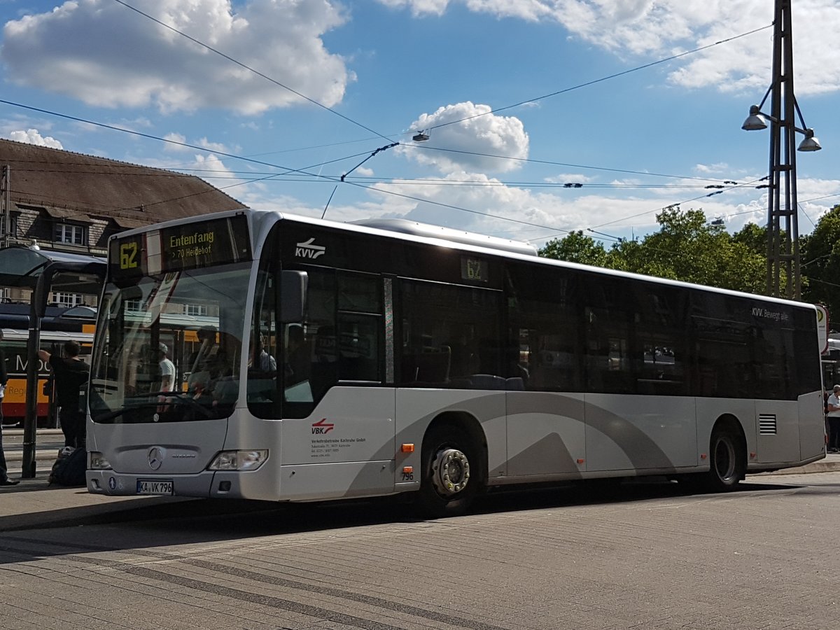 Hier ist der KA VK 796 von der VBK auf der Buslinie 62 zum Entenfang unterwegs, von dort fährt das Fahrzeug als Buslinie 70 weiter zum Heidehof. Gesichtet am 31.05.2019 am Bahnhofsvorplatz in Karlsruhe.