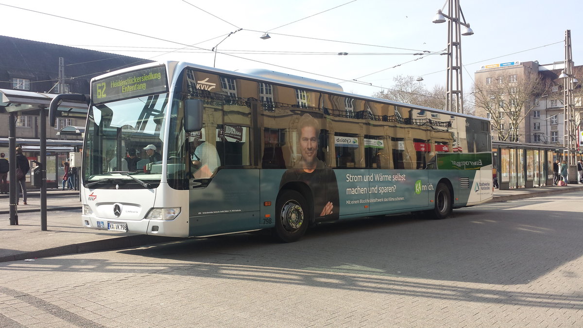 Hier ist der KA VK 798 der VBK auf der Buslinie 62 zum Entenfang über die Heidenstückersiedlung unterwegs. Gesichtet am 25.03.2018 am Hauptbahnhofs Vorplatz in Karlsruhe.