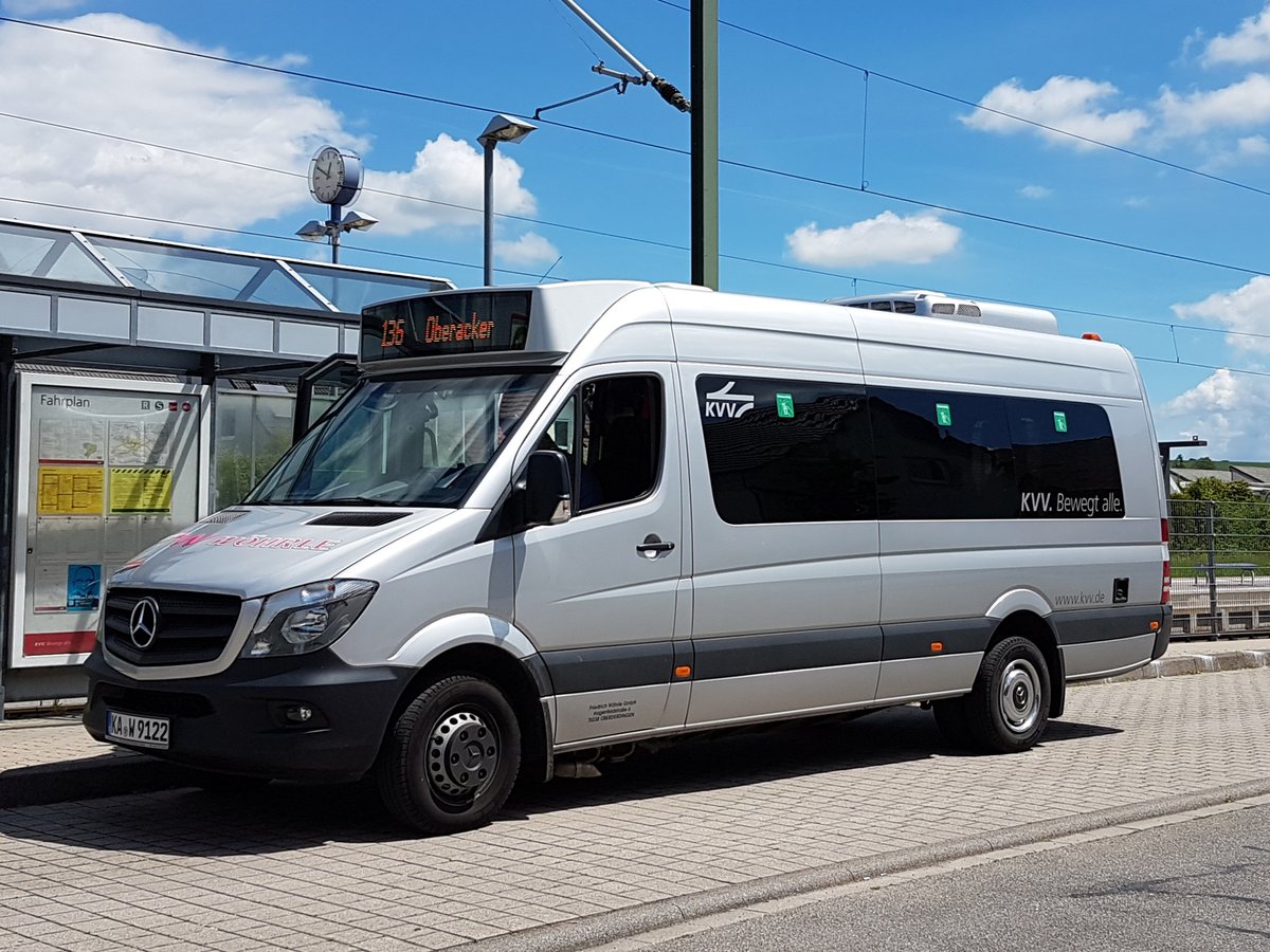 Hier ist der KA W 9122 von Wöhrle Reisen auf der Kleinbuslinie 136 nach Oberacker im Einsatz. Abgelichtet am 31.05.2019 in Münzesheim.
