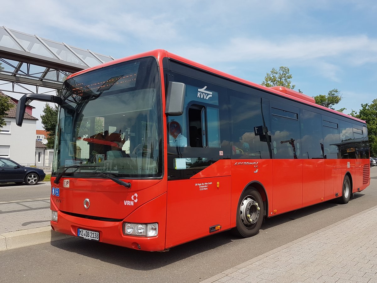 Hier ist der MZ DB 2138 von DB Regio Bus Mitte (ex Rheinpfalzbus, Ludwigshafen) auf der Linie 548 nach Rheinzabern Bahnhof im Einsatz. Gesichtet am 18.06.2019 am Bahnhof in Kandel.