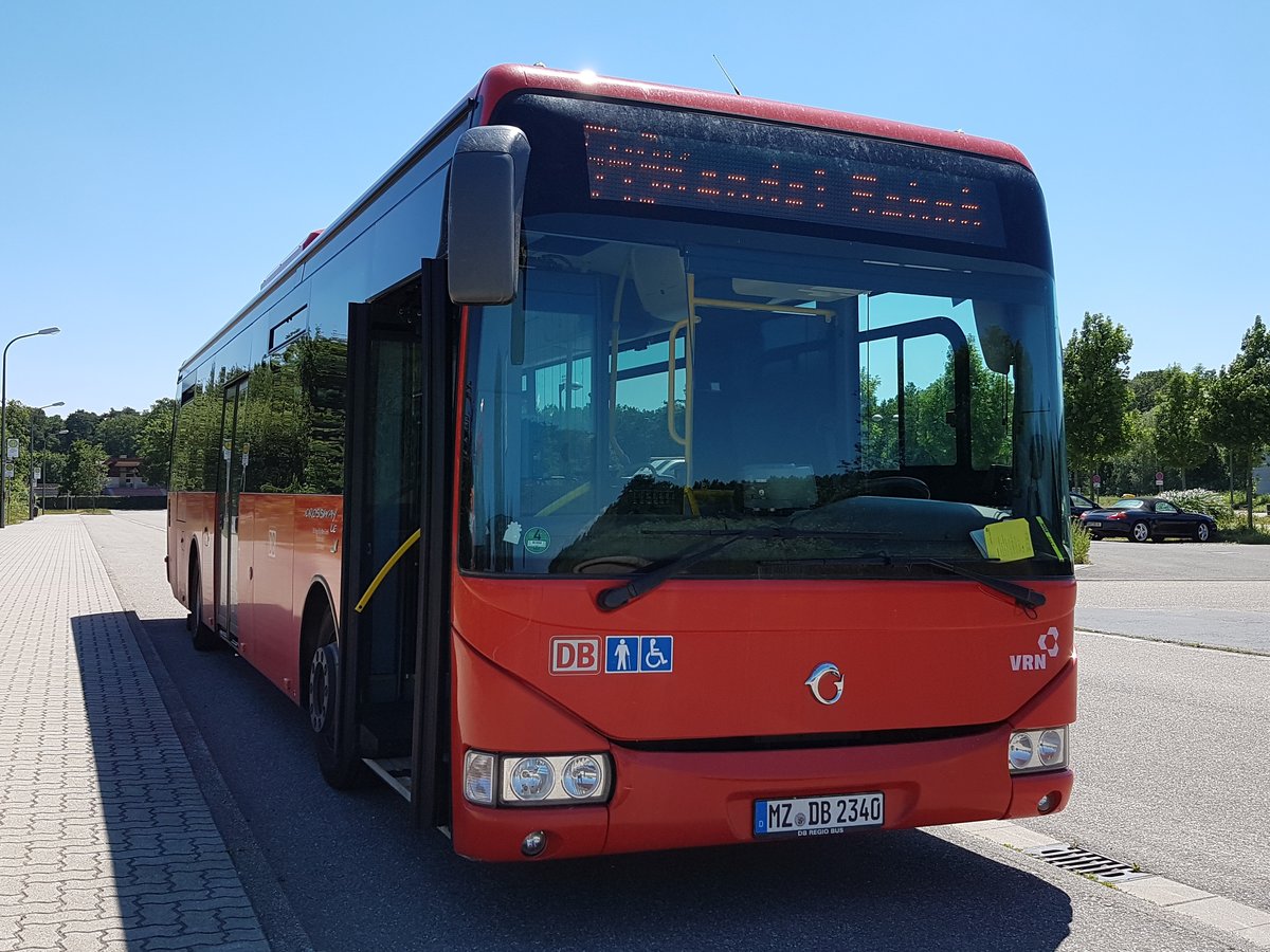 Hier ist der MZ DB 2340 von DB Regio Bus Mitte (ex Rheinpfalzbus, Ludwigshafen) auf der Buslinie 549 nach Kandel Bahnhof im Einsatz. Gesichtet am 17 Juni 2019 am Schulzentrum in Kandel.