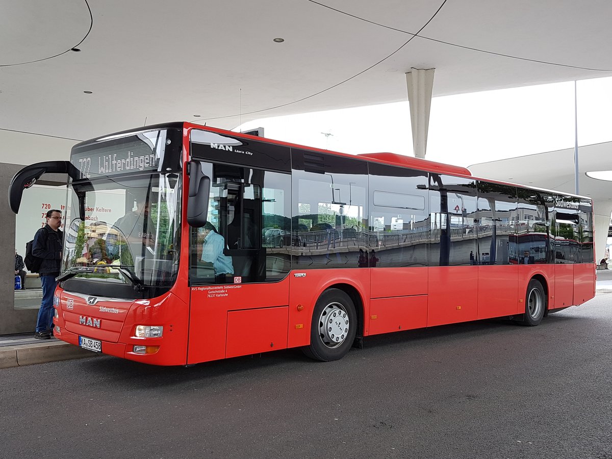 Hier ist der neue KA SB 458 von der RVS (Südwestbus) auf der Linie 722 nach Wilferdingen im Einsatz. Erwischt am 11 Juni 2019 am Hauptbahnhof in Pforzheim.