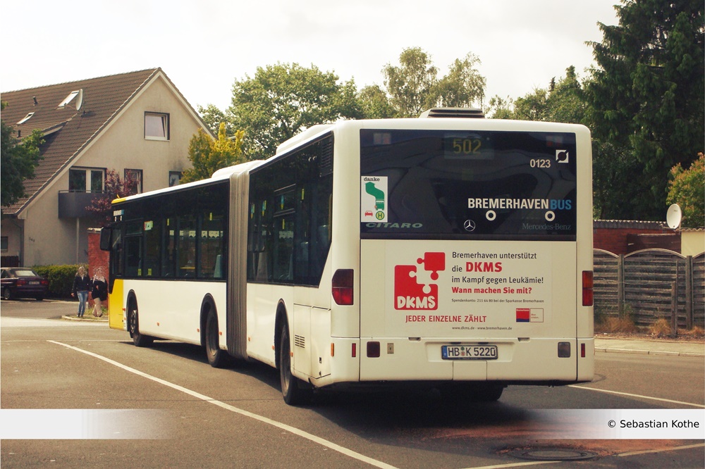 Hier noch ein Heckbild von dem KOM 0123. Er trägt meiner Meinung nach eine sehr sinnvolle Heckwerbung nämlich für die  DKMS  (Knochenmarkspenderdatei). Leider wurde die Werbung Monate vor der Abstellung des Busses gelöscht und niemals erneuert.