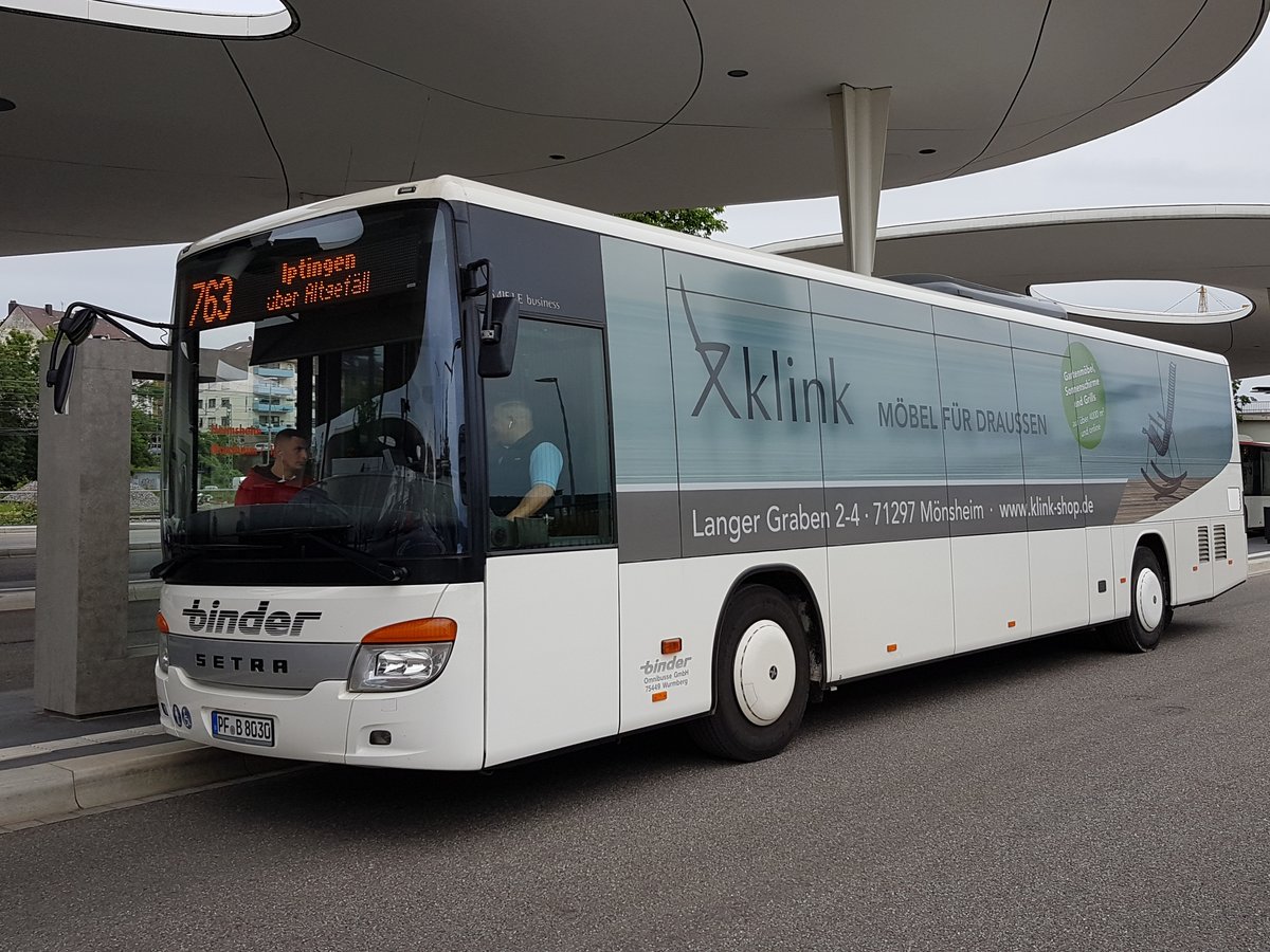 Hier ist der PF B 8030 von Binder Reisen auf der Buslinie 763 nach Iptingen über Altgefäll im Einsatz. Abgelichtet am 11.06.2019 am HBF in Pforzheim.