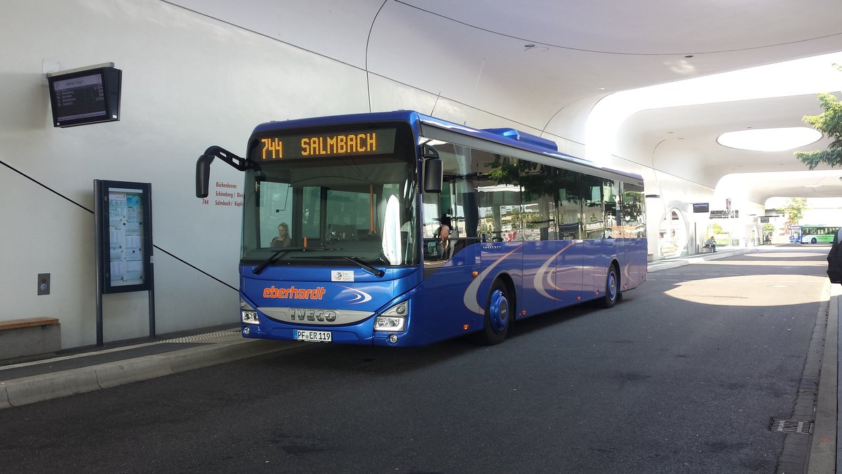Hier ist der PF ER 119 von Eberhardt Reisen auf der Linie 744 nach Salmbach unterwegs. Gesichtet am 29.06.2018 am Bahnhof Pforzheim.