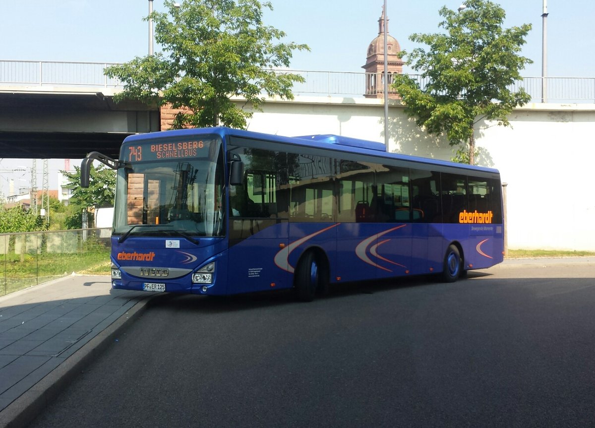 Hier ist der PF ER 125 von Eberhardt Reisen als Schnellbus auf der Linie 743 nach Bieselsberg unterwegs. Gesichtet am Bahnhof Pforzheim am 29.06.2018.