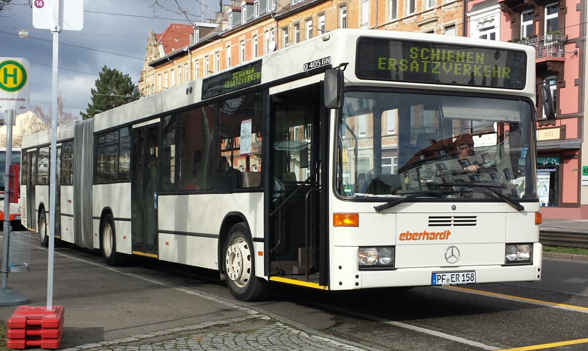 Hier der PF ER 158 von Eberhardt Pforzheim als SEV Linie 14 nach Karlsruhe Grötzingen. Hier steht er am 12.02.2018 an der Tullastraße in Karlsruhe.