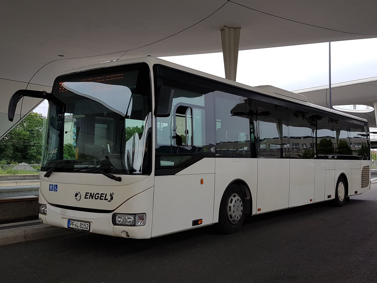 Hier ist der PF L 8152 von Engel Reisen auf der Linie 721 nach Langensteinbach Klinikum im Einsatz. Gesichtet am 11.06.2019 am Pforzheimer Omnibusbahnhof.