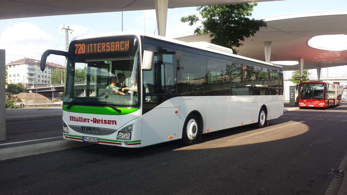 Hier ist der PF MO 501 von Müller Reisen auf der Buslinie 720 nach Ittersbach unterwegs. Gesichtet am Bahnhof Pforzheim am 29.06.2018.