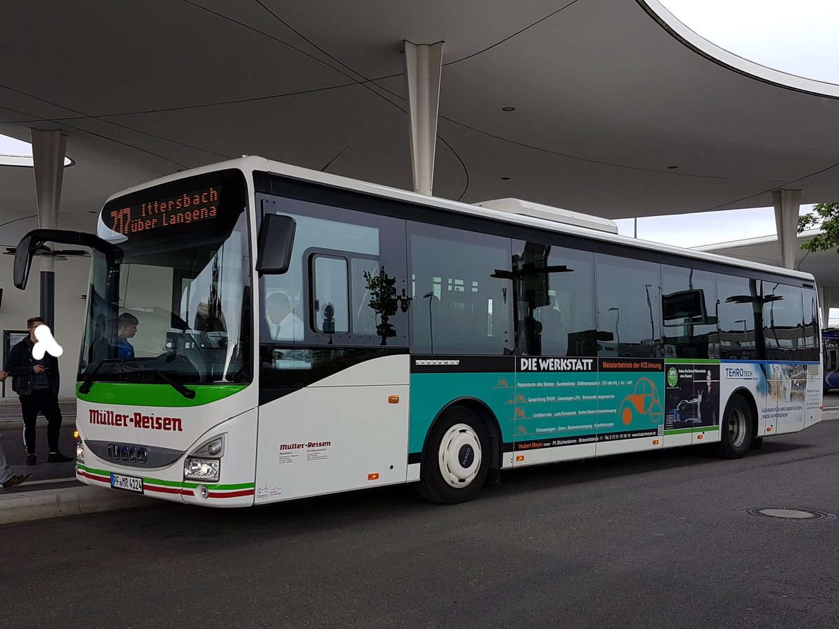 Hier ist der PF MR 4124 von Müller Reisen auf der Linie 717 nach Ittersbach über Langenalb im Einsatz. Gesichtet am 11 Juni 2019 am Busbahnhof in Pforzheim.