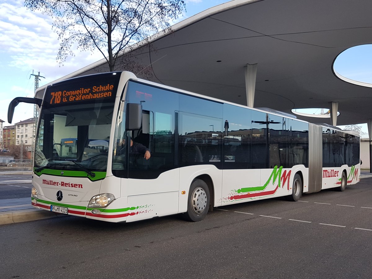 Hier ist der PF MR 4126 von Müller Reisen auf der Buslinie 718 nach Conweiler Schule über Gräfenhausen im Einsatz. Gesichtet am 19.12.2019 am HBF/Busbahnhof in Pforzheim.