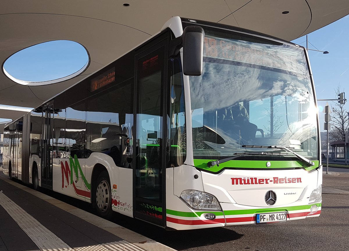 Hier ist der PF MR 4127 von Müller Reisen auf der Buslinie 718 nach Conweiler Schule über Geäfenhausen im Einsatz. Gesichtet am 19 Dezember 2019 am HBF in Pforzheim.