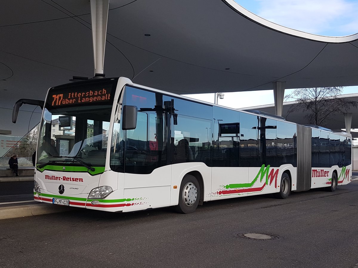 Hier ist der PF MR 4128 von Müller Reisen auf der Buslinie 717 nach Ittersbach über Langenalb unterwegs. Fotografiert am 19.12.2019 am HBF/ZOB in Pforzheim.