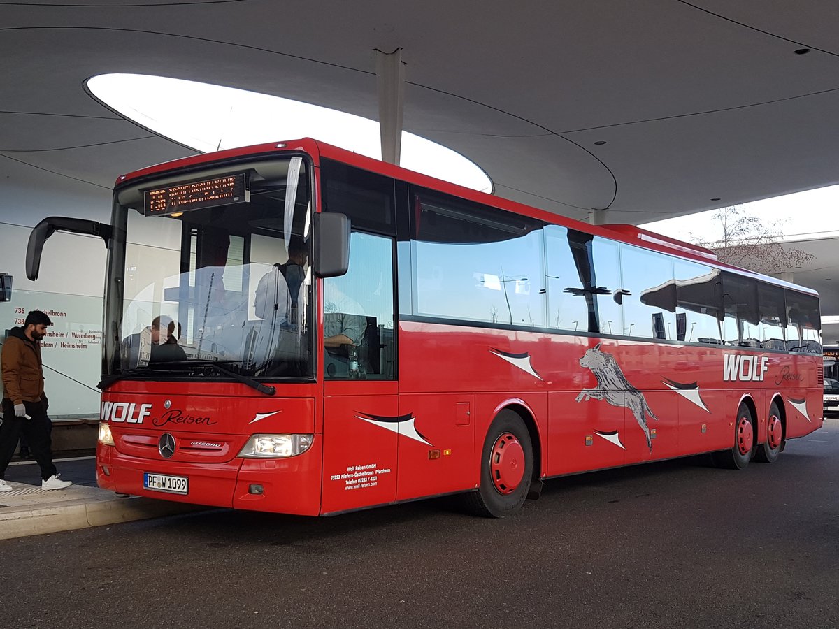 Hier ist der PF W 1099 von Wolf Reisen auf der Buslinie 736 nach Öschelbronn Klinik über Niefern Bahnhof im Einsatz. Abgelichtet am 19.12.2019 am Omnibusbahnhof in Pforzheim.