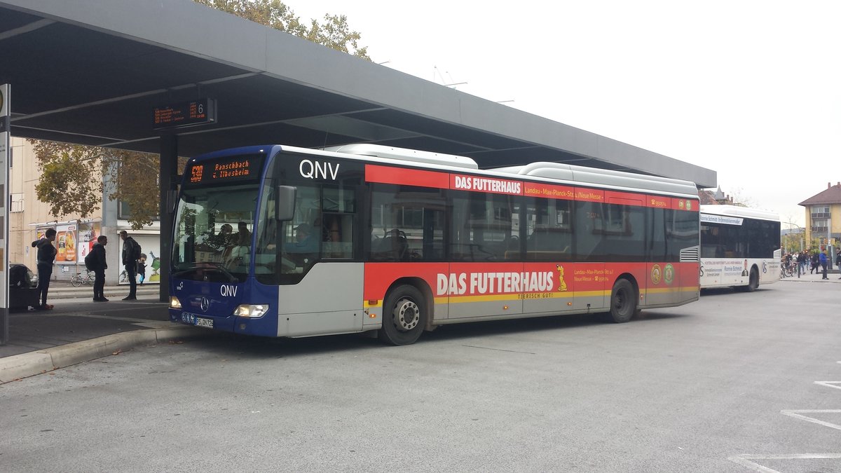 Hier ist der PS QN 726 der QNV auf der Buslinie 530 nach Ranschbach über Ilbesheim unterwegs. Gesichtet am 31.10.2018 am Hauptbahnhof in Landau.