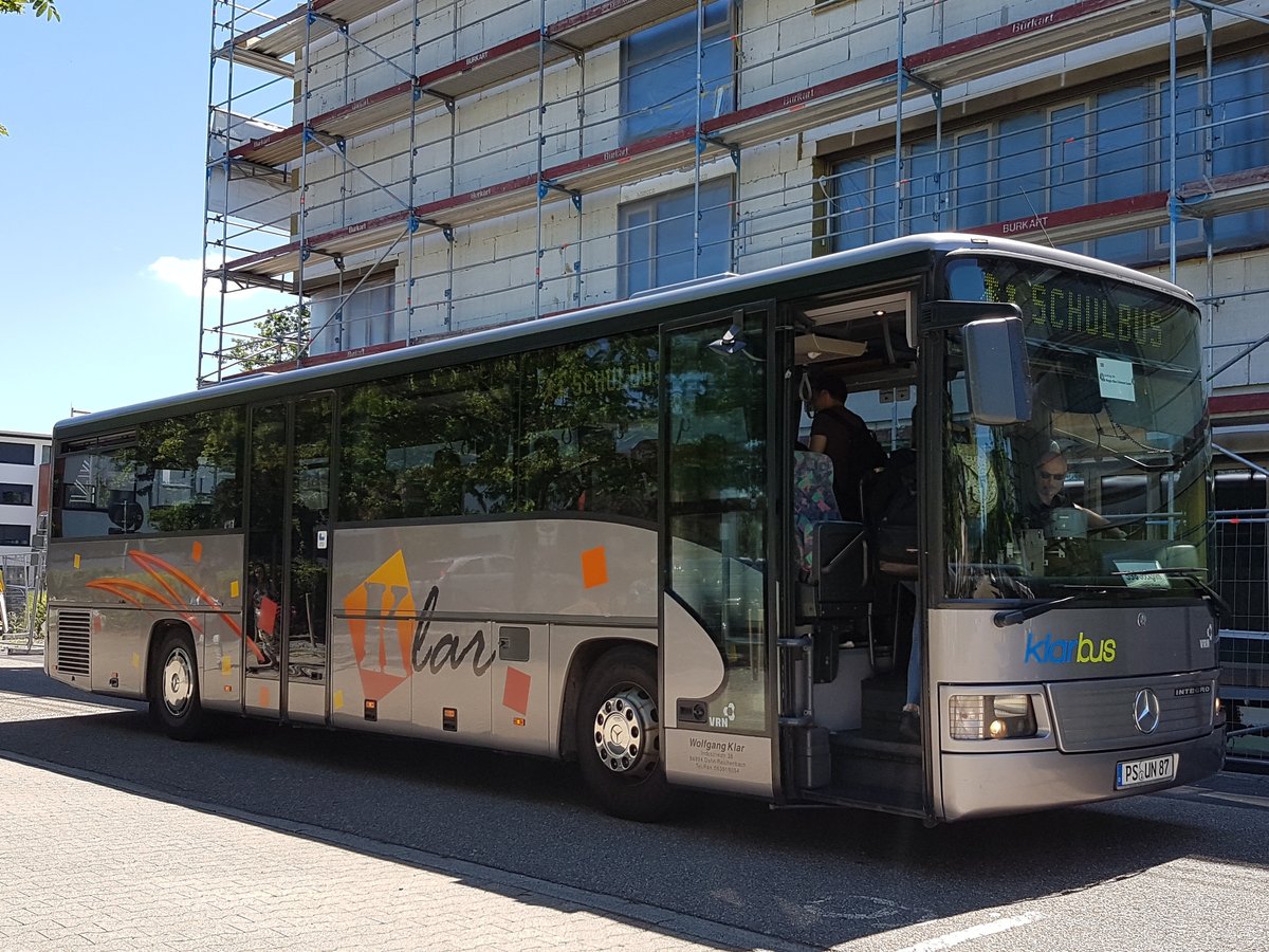 Hier ist der PS UN 87 von Klar Bus (ex Ross Troine Autocars, Luxenburg [LUX]) auf der Schulbuslinie 598 nach Jockgrim im Einsatz. Abgelichtet am 17 Juni 2019 am Schulzentrum in Wörth am Rhein.