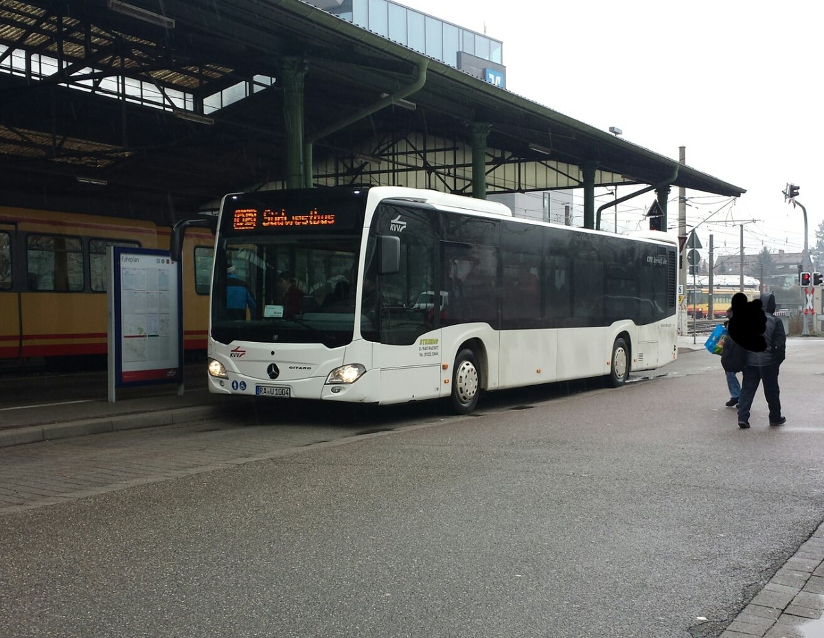 Hier der RA U 1004 von Striebig gerade aus Völkersbach gekommen auf der Linie 101 in Ettlingen Stadt. Doch jetzt macht er erst eine Pause bis zu seiner Rückfahrt nach Völkersbach. Gesichtet in Ettlingen Stadt am 15.02.2018.