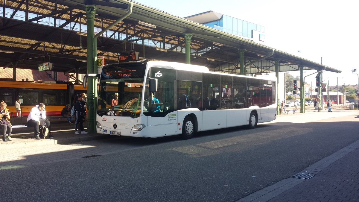Hier ist der RA U 1004 von Striebig Reisen auf der Buslinie 102 nach Schluttenbach Rathaus unterwegs. Gesichtet am 04.10.2018 am Bahnhof Ettlingen.