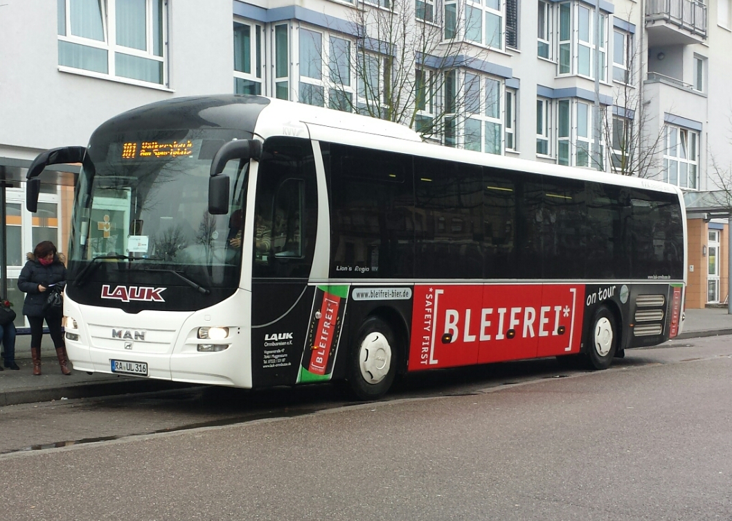 Hier der RA UL 316 von Lauk Reisen in Ettlingen Stadt. Er steht abfahrbereit am Stadtbahnhof und fährt als Linie 101 nach Völkersbach Am Sportplatz. Gesichtet am 15.02.2018.