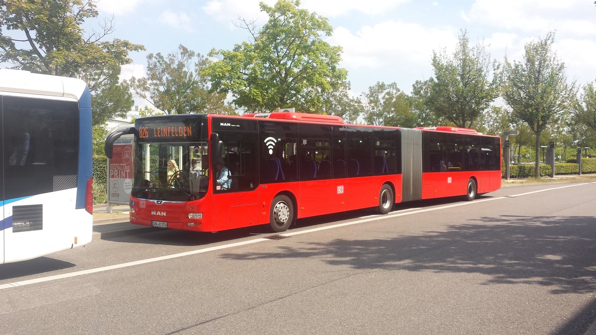 Hier ist der SHA B 5706 der FMO auf der Linie 826 nach Waldenbuch unterwegs. Gesichtet am Bahnhof Leinfelden am 18.07.2018.