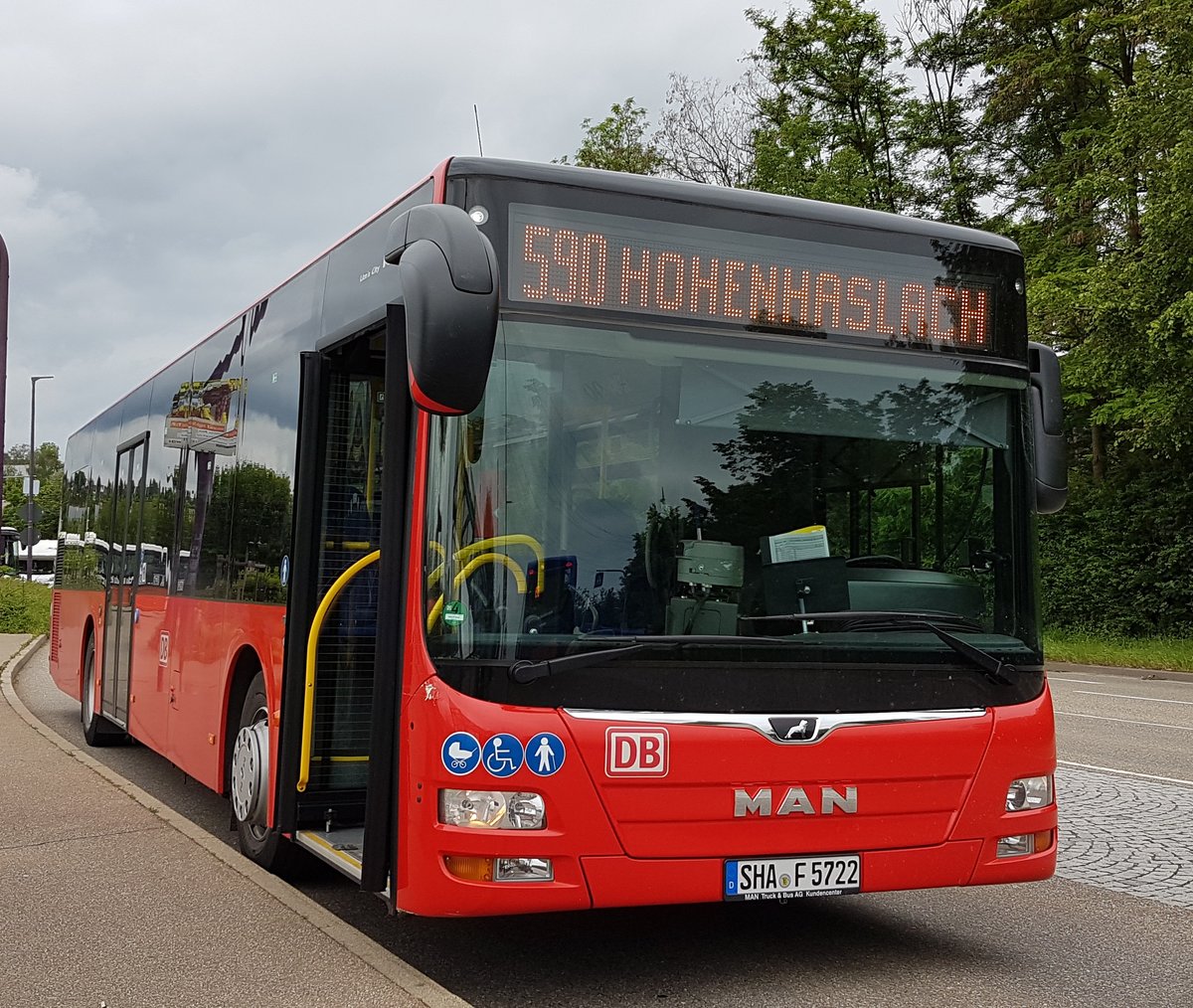 Hier ist der SHA F 5722 von der FMO auf der Buslinie 590 nach Hohenhaslach im Einsatz. Gesichtet am 11 Juni 2019 am Bahnhof in Vaihingen an der Enz. 
