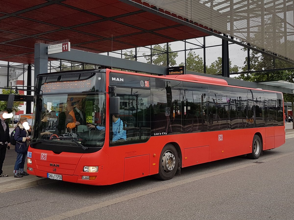 Hier ist der SHA T 5750 von der FMO (ex RVS, Karlsruhe) auf der Buslinie 760 nach Waldenbuch im Einsatz. Abgelichtet am 11.06.2019 am Böblinger Busbahnhof.