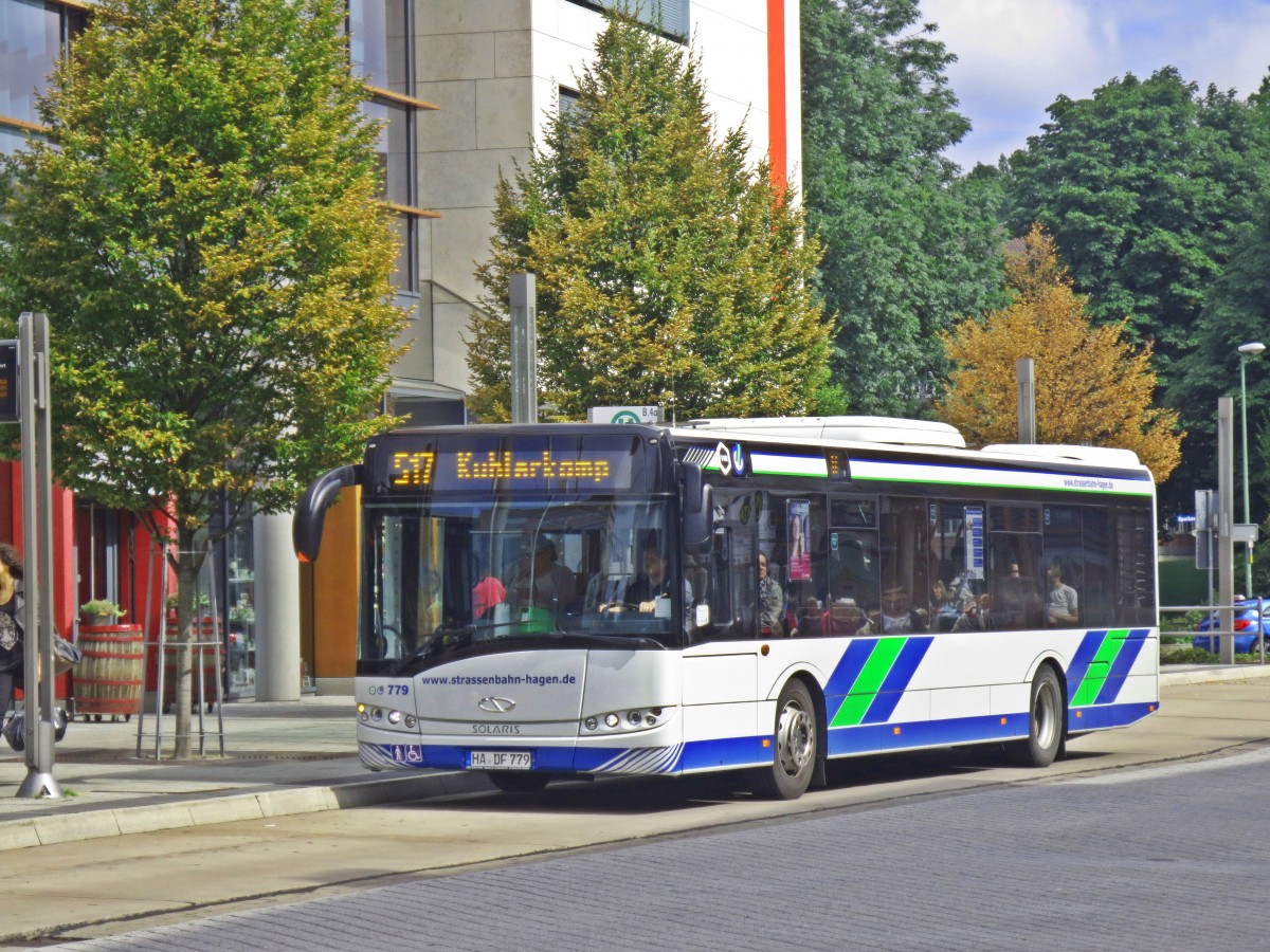 Hier sieht man einen der neuen Solaris Urbino 12 der Hagener Straenbahn AG auf der Linie 517 in die Stadtmitte von Hagen einfahren. Es handelt sich um den Wagen:     HA- DF779