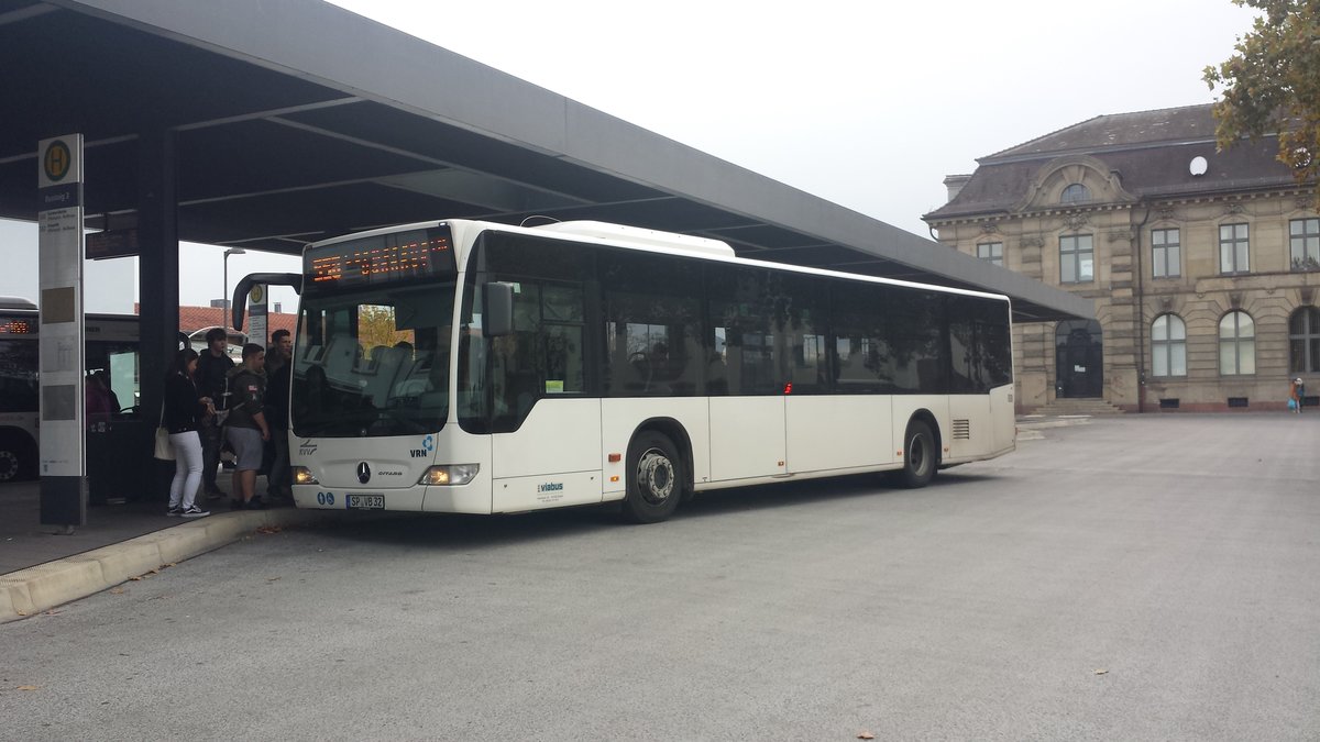 Hier ist der SP VB 32 von der BRH Viabus auf der Buslinie 550 nach Germersheim Bahnhof unterwegs. Gesichtet am 31.10.2018 am Hauptbahnhof in Landau.