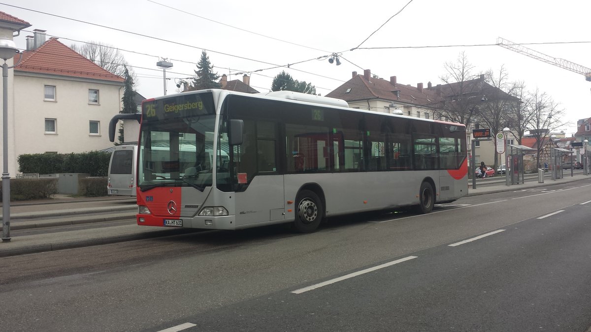 Hier steht der KA HT 631 (Ex VBK) von Hagro Transbus am Durlach Turmberg abfahrbereit auf der Linie 26 zum Geigersberg. Gesichtet am Faschingssonntag (11.02.2018.) in Karlsruhe Durlach.