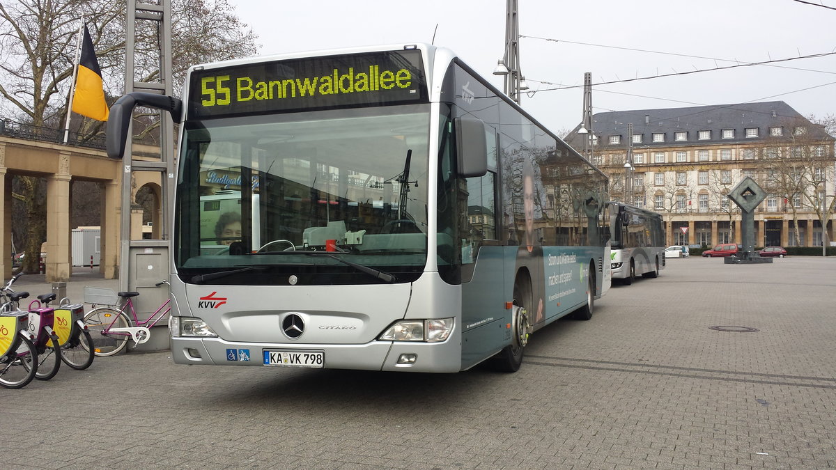 Hier steht der KA VK 798 der VBK abfahrbereit als Linie 55 zur Bannwaldallee. Gesichtet am Hauptbahnhofs Vorplatz in Karlsruhe am 26.03.2018.