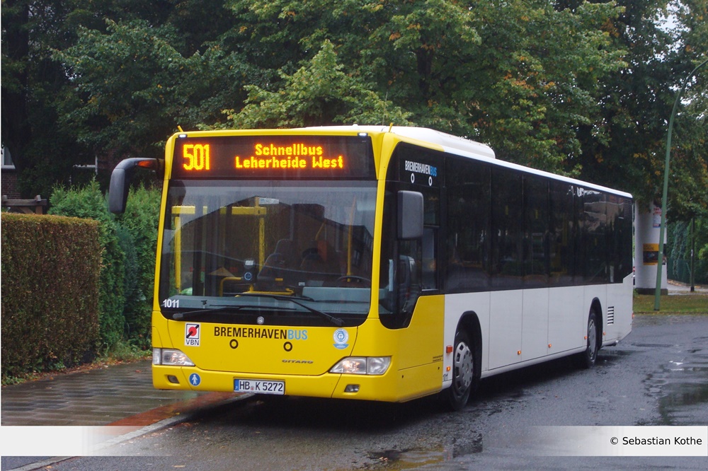 Hier steht der KOM 1011 als Schnellbus (Linie 501) an seiner südlichen Endhaltestelle. Wie zu sehen ist, wurde ein Solobus eingesetzt. In der Regel fahren auf den Schnellbuslinien nur Gelenkfahrzeuge. Außerdem trifft man auf dem Schnellbus eher nur Mercedes-Benz (Citaro) Busse an.