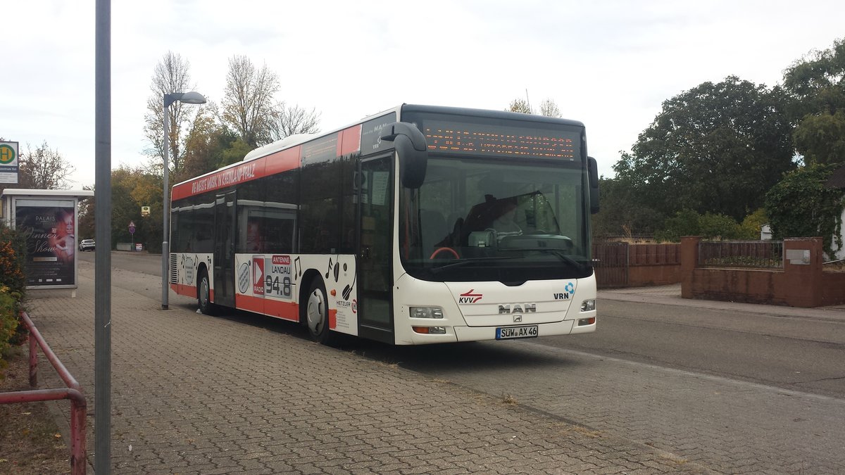 Hier ist der SÜW AX 46 von Hetzler Reisen auf der Buslinie 590 nach Kleinfischlingen über Offenbach Friedhof unterwegs. Gesichtet am 31.10.2018 am Schulzentrum Ost in Landau.