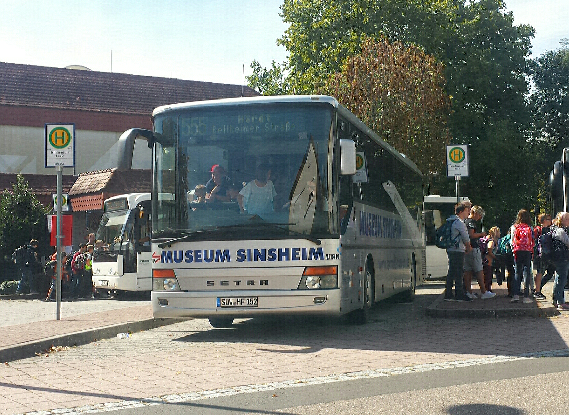 Hier ist der SÜW HF 152 von Hetzler Reisen auf der Buslinie 555 nach Hördt Bellheimer Straße unterwegs. Gesichtet am 07.09.2018 am Schulzentrum in Herxheim.