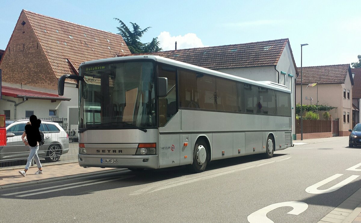 Hier ist der SÜW HF 245 von Hetzler Reisen auf der Schulbuslinie 598 nach Rülzheim Bahnhof unterwegs. Gesichtet am Safrangarten in Rheinzabern am 07.09.2018.