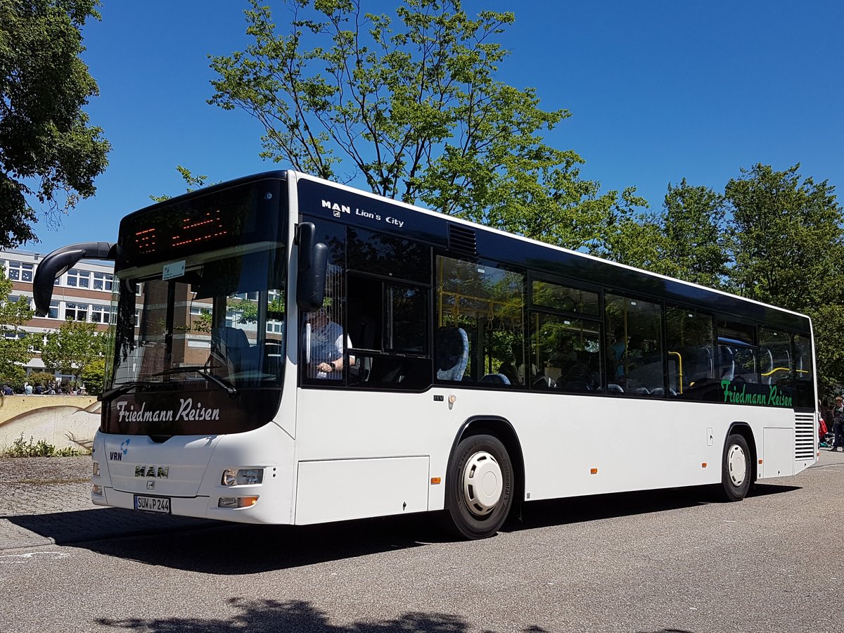 Hier ist der SÜW P 244 von Friedmann Reisen auf der Schulbuslinie 593 nach Kandel Nansenstr. im Einsatz. Abgelichtet am 17.06.2019 an der Schulstraße in Wörth (Rhein).