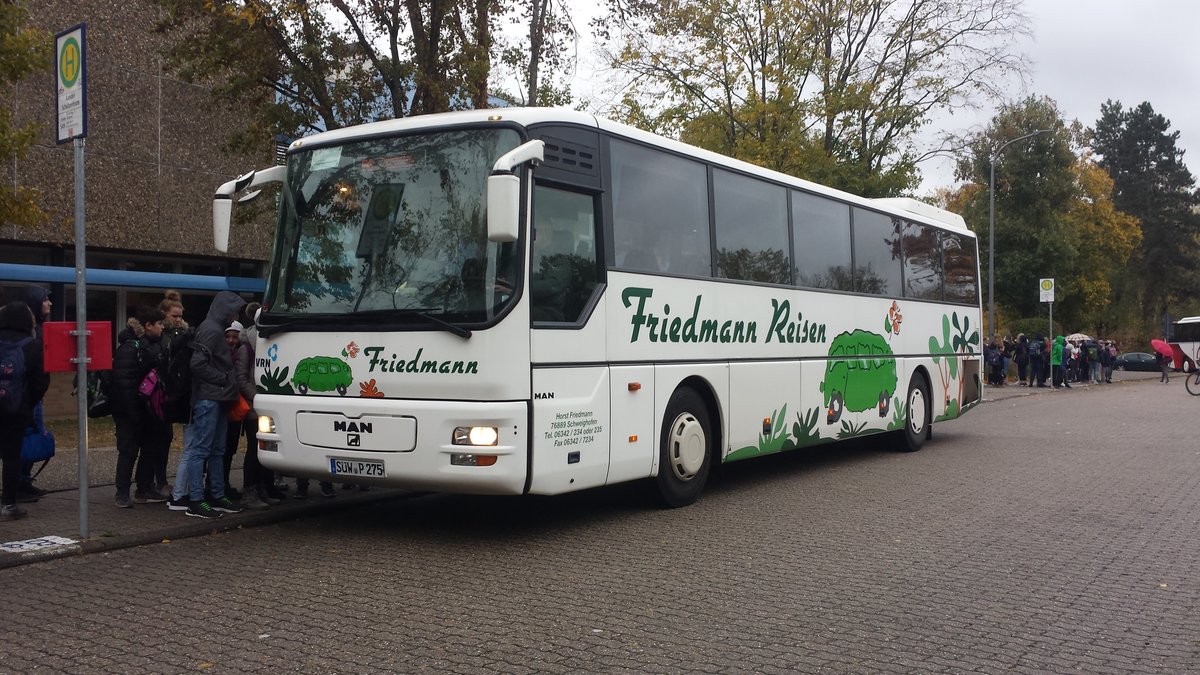 Hier ist der SÜW P 275 von Friedmann Reisen auf der Buslinie 549 nach Maximiliansau Eisenbahnstraße unterwegs. Gesichtet am 30.10.2018 am Schulzentrum in Kandel.