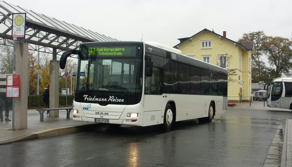 Hier ist der SÜW P 358 von Friedmann Reisen auf der Buslinie 547 nach Bad Bergzabern Schulzentrum unterwegs. Gesichtet am 30.10.2018 am Bahnhof in Kandel.