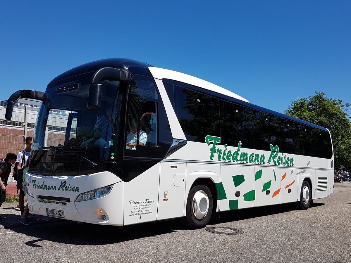 Hier ist der SÜW P 524 von Friedmann Reisen auf der Schulbuslinie 593 nach Steinweiler im Einsatz. Gesichtet am 17 Juni 2019 an der Schulstraße in Wörth am Rhein. 