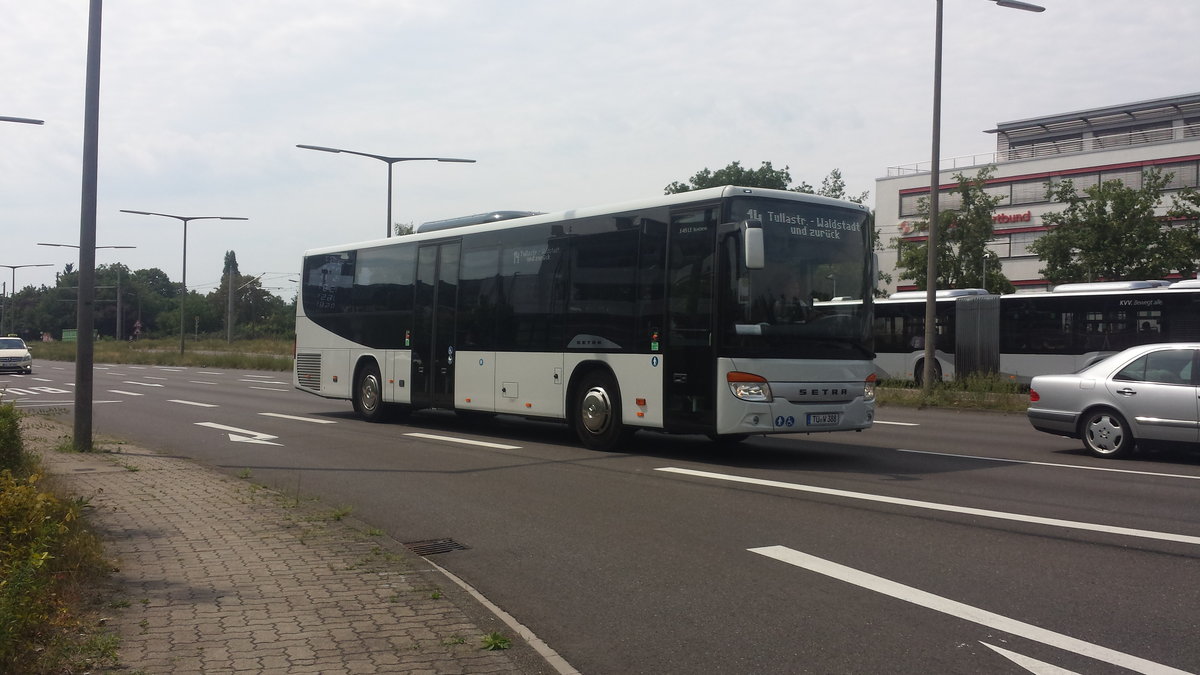 Hier ist der TÜ W 388 von Weiss Touristik auf der SEV Linie 14 eur Waldstadt unterwegs. Gesichtet am 28.07.2018 am Fächerbad in Karlsruhe.
