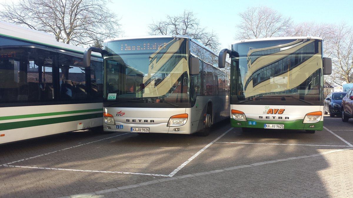 Hier warten die beiden Setras KA AV 9626 und KA AV 9625 der AVG in Ettlingen auf ihren Einsatz. Gesichtet am 14.02.2018.