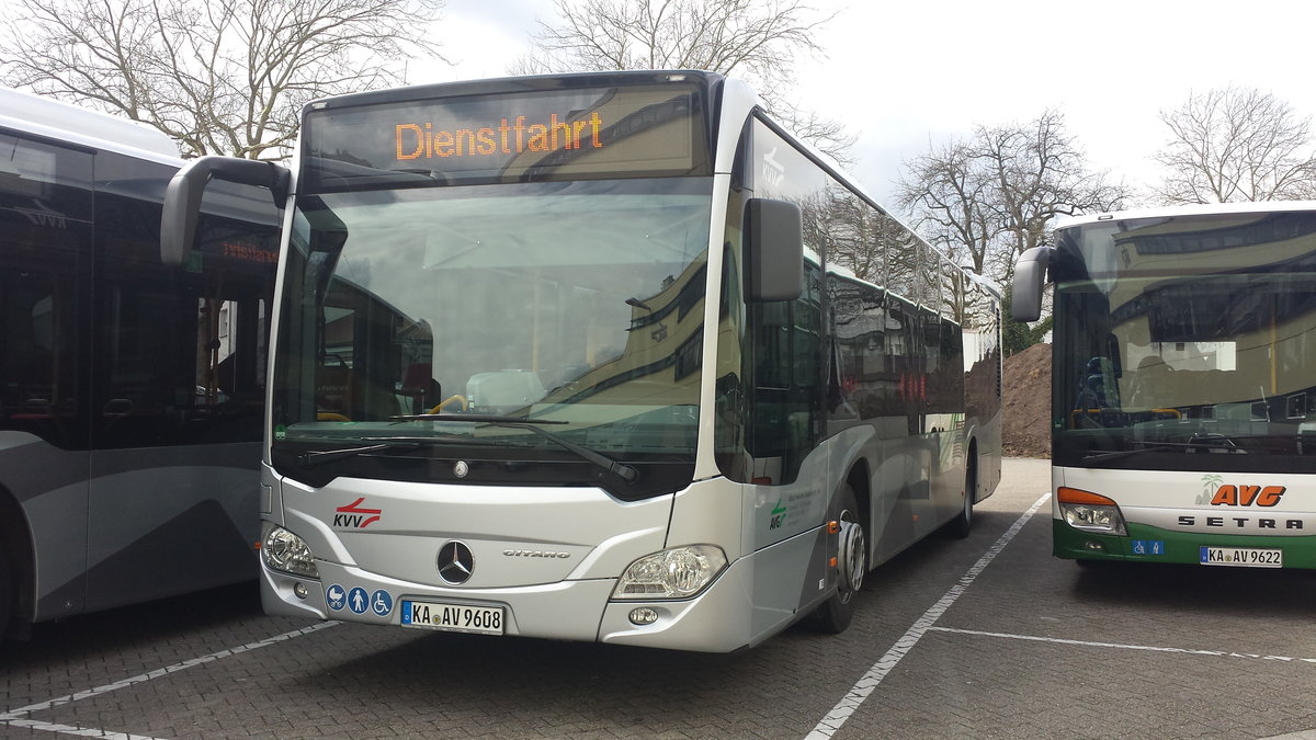 Hier wartet der KA AV 9608 der AVG auf seinen nächsten Einsatz. Gesichtet am 29.03.2018 in Ettlingen.