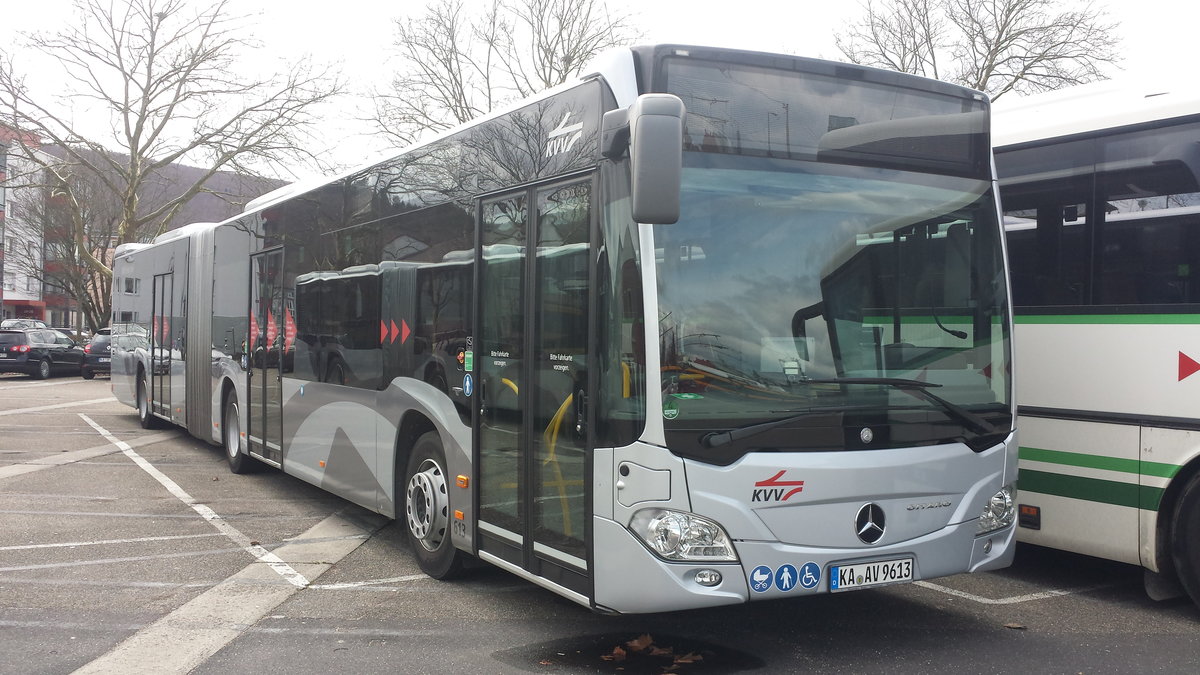 Hier wartet der KA AV 9613 der AVG auf seinen nächsten Einsatz. Gesichtet am 29.03.2018 in Ettlingen.