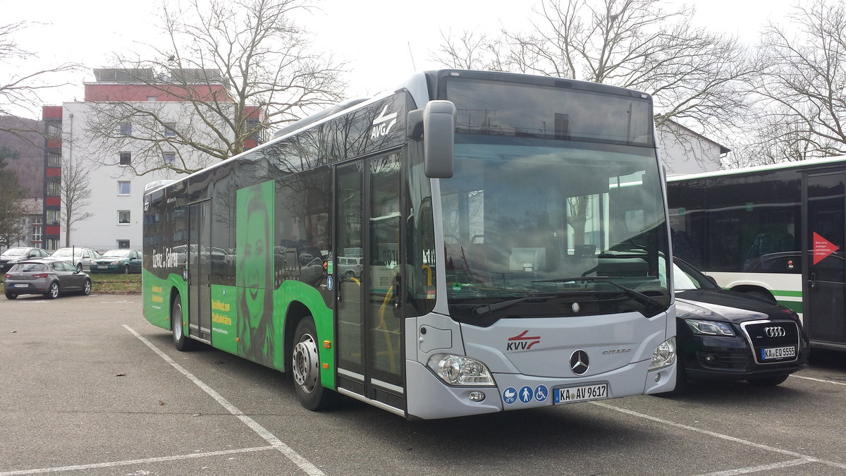 Hier wartet der KA AV 9617 der AVG auf seinen nächsten Einsatz. Gesichtet am 29.03.2018 in Ettlingen.